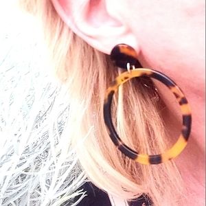Earrings tortoise shell pattern dangle hoop with p